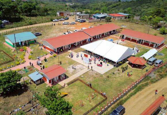 ¡ÉXITO! 5,500 ESCUELAS CONSTRUIDAS Y HONDURAS CERCA DE ELIMINAR ANALFABETISMO