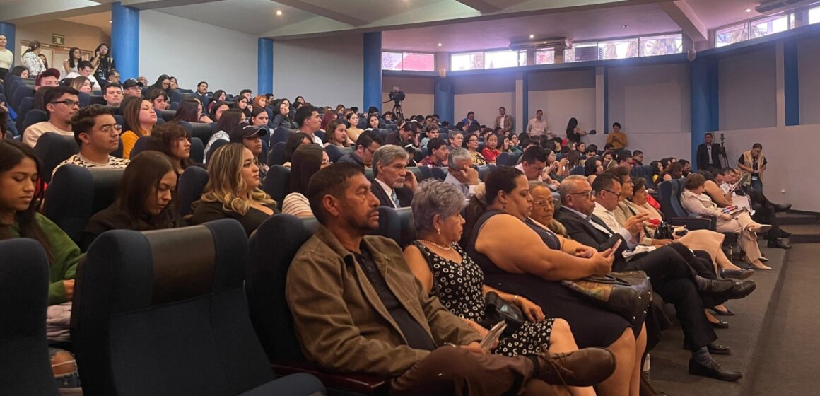 EL LIBERTADOR, ÚNICO QUE RETRIBUYÓ HONOR A ESTUDIANTES EN CELEBRACIÓN DE PERIODISMO