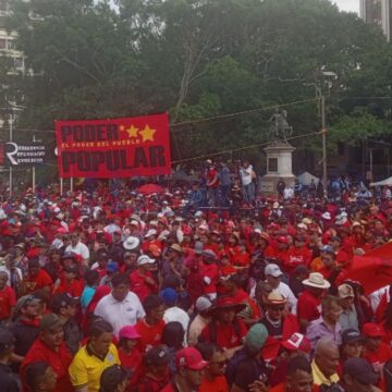 EL COLOR: “DEL MACHETE AL PODER” OBREROS Y UNA “MAREA ROJA” INVADEN CAPITAL HONDUREÑA