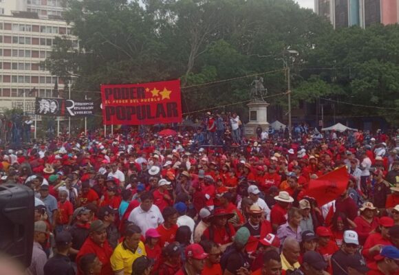 EL COLOR: “DEL MACHETE AL PODER” OBREROS Y UNA “MAREA ROJA” INVADEN CAPITAL HONDUREÑA