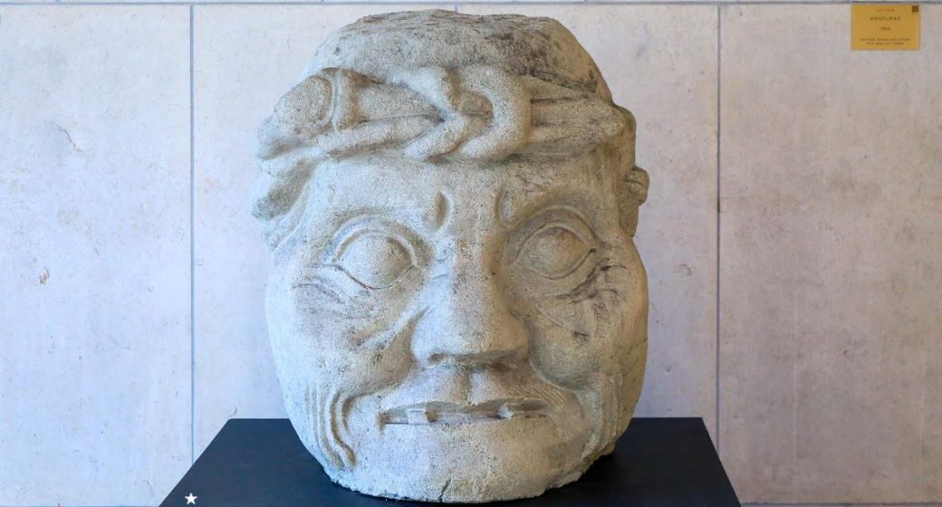 HONDURAS RESTAURA «LOS ATLANTES», ESCULTURA MAYA ABANDONADA EN ONU DESDE HACE 60 AÑOS