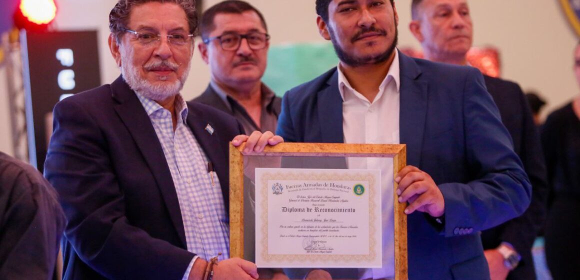 HONDURAS NECESITA PERIODISMO CON “ADN” MORAZÁNICO: JEFE MILITAR CONDECORA A EL LIBERTADOR HONDURAS NECESITA PERIODISMO CON “ADN” MORAZÁNICO: JEFE MILITAR CONDECORA A EL LIBERTADOR