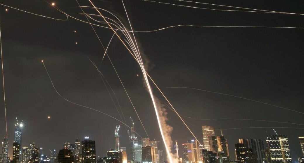 «MUCHA ‘CÚPULA DE HIERRO’ EN ISRAEL, PERO MISILES SIGUEN CAYENDO SOBRE SU TERRITORIO»