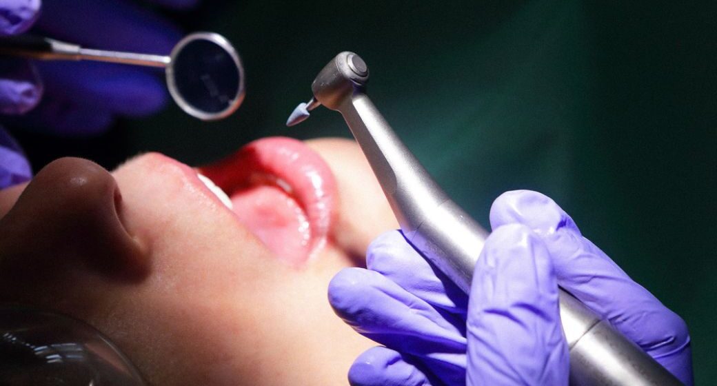 ¡INSÓLITO! ARRESTAN «DENTISTA» QUE USABA TUTORIALES DE INTERNET CON PACIENTES