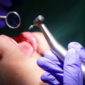 ¡INSÓLITO! ARRESTAN «DENTISTA» QUE USABA TUTORIALES DE INTERNET CON PACIENTES
