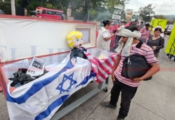 “¡TRUMP, TERRORISTA Y SIONISTA!”: HONDUREÑOS PROTESTAN CONTRA PERSECUCIÓN DE MIGRANTES EN EEUU