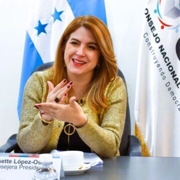 POSTURA DE HALL DEJA A COSSETTE ENTRE EL CRIMEN O CONSENSO