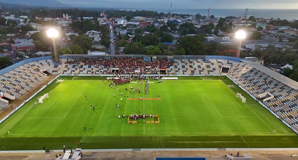 ¡DE LUJO! PRESIDENTA INAUGURÓ NUEVO “CEIBEÑO”; YA SON 79 CANCHAS ¡DE LUJO! PRESIDENTA INAUGURÓ NUEVO “CEIBEÑO”; YA SON 79 CANCHAS
