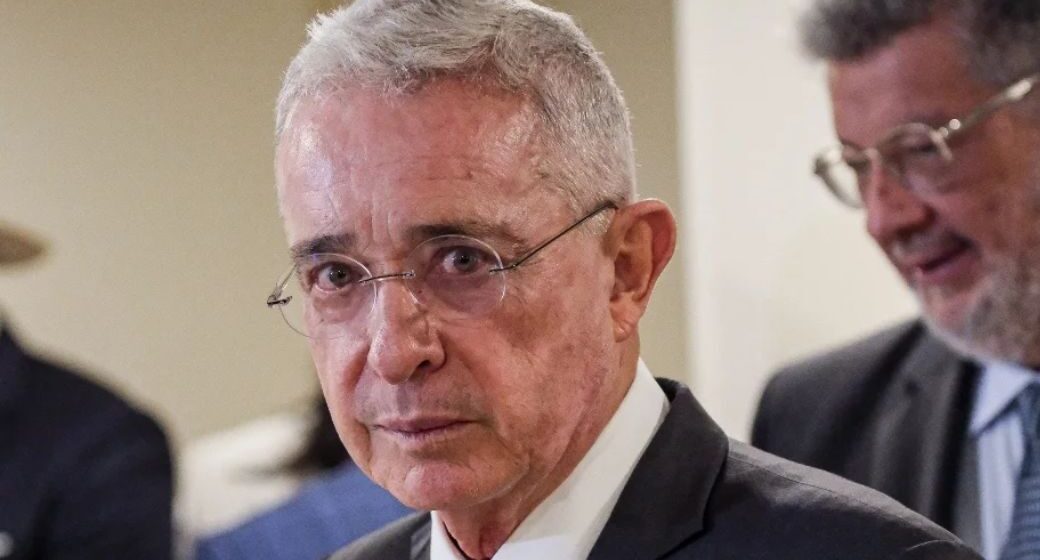 ¡HISTÓRICO! CONDENADO “TODOPODEROSO” URIBE DESPUÉS DE UNA DÉCADA DE JUICIO EN COLOMBIA
