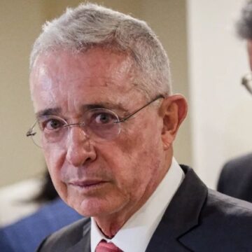 ¡HISTÓRICO! CONDENADO “TODOPODEROSO” URIBE DESPUÉS DE UNA DÉCADA DE JUICIO EN COLOMBIA