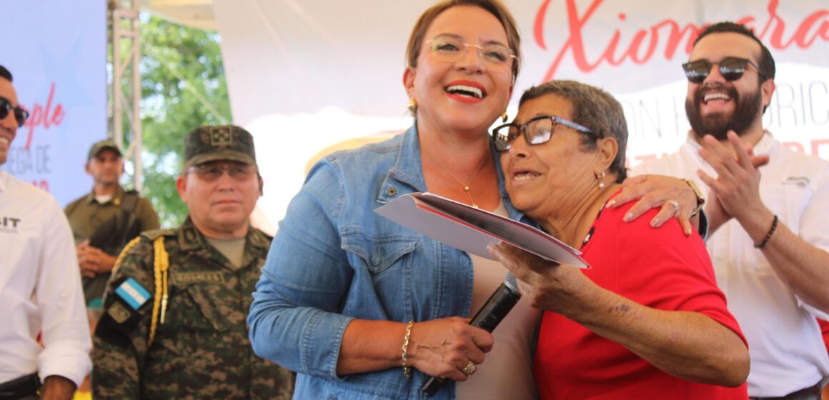 PRESIDENTA ENTREGA MÁS DE MIL TÍTULOS DE PROPIEDAD EN ORICA