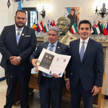 COMUNIDAD JURÍDICA MEXICANA OTORGA RECONOCIMIENTO A CÓNSUL HONDUREÑO, HÉCTOR AMADOR