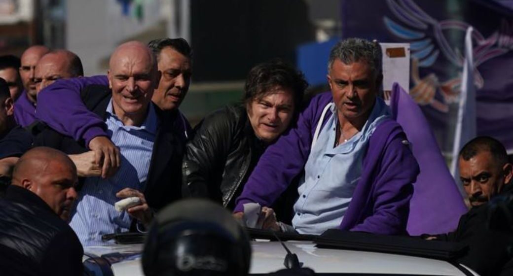 ¡VERGONZOSO! MILEI ENCARA A SU PUEBLO QUE LO ABUCHEA Y RECHAZA TIRÁNDOLE OBJETOS ¡VERGONZOSO! MILEI ENCARA A SU PUEBLO QUE LO ABUCHEA Y RECHAZA TIRÁNDOLE OBJETOS