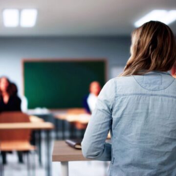 MAESTRA ISRAELÍ ORGANIZA ORGÍA CON ESTUDIANTES MENORES Y SE METE EN EL OJO DEL HURACÁN