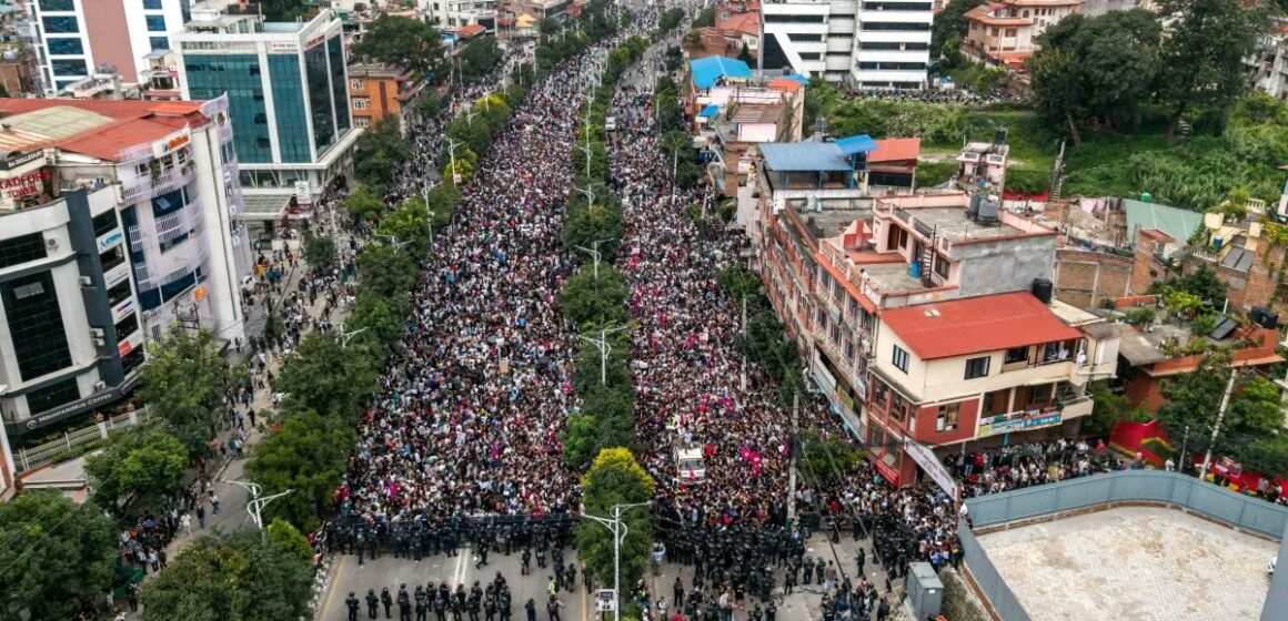 VIOLENCIA MORTÍFERA Y VANDALISMO: CÓMO LA “GENERACIÓN Z” DERROCÓ AL GOBIERNO DE NEPAL