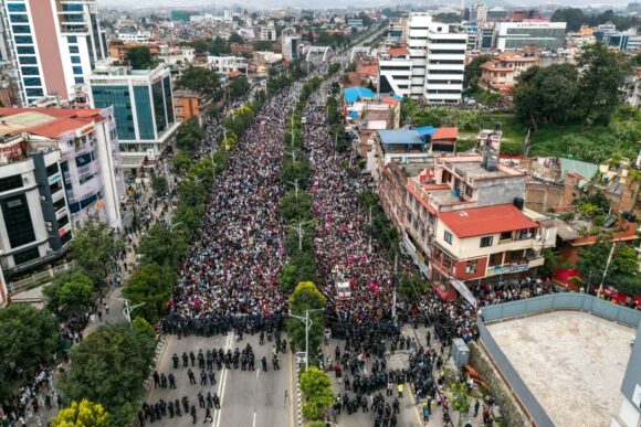 VIOLENCIA MORTÍFERA Y VANDALISMO: CÓMO LA “GENERACIÓN Z” DERROCÓ AL GOBIERNO DE NEPAL