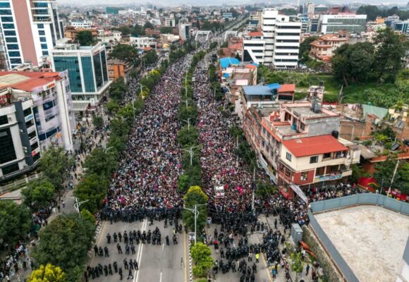 VIOLENCIA MORTÍFERA Y VANDALISMO: CÓMO LA “GENERACIÓN Z” DERROCÓ AL GOBIERNO DE NEPAL