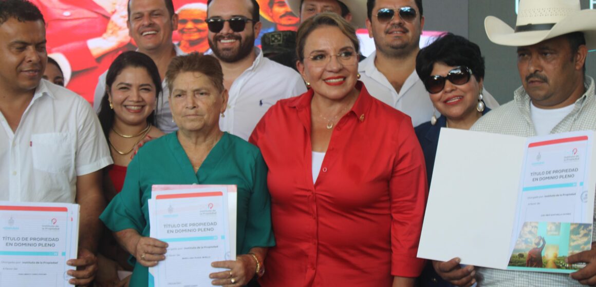 ¡OTRAS 505 JEFAS DE HOGAR YA TIENEN PROPIEDAD! 36 MIL HA ENTREGADO GOBIERNO CASTRO