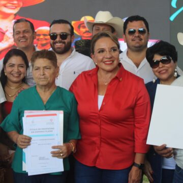 ¡OTRAS 505 JEFAS DE HOGAR YA TIENEN PROPIEDAD! 36 MIL HA ENTREGADO GOBIERNO CASTRO