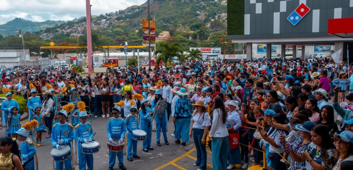 MALL PREMIER DESTACA VALOR CÍVICO EN DESFILE DE ESTUDIANTES