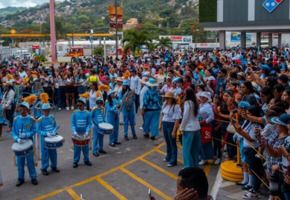 MALL PREMIER DESTACA VALOR CÍVICO EN DESFILE DE ESTUDIANTES