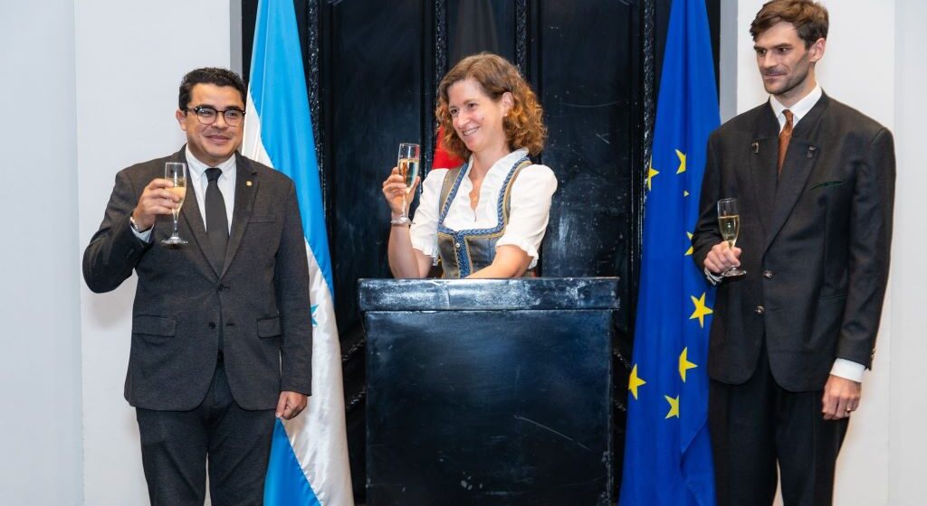 ALEMANIA CELEBRA 35 AÑOS DE SU REUNIFICACIÓN Y HERMANDAD CON HONDURAS ALEMANIA CELEBRA 35 AÑOS DE SU REUNIFICACIÓN Y HERMANDAD CON HONDURAS