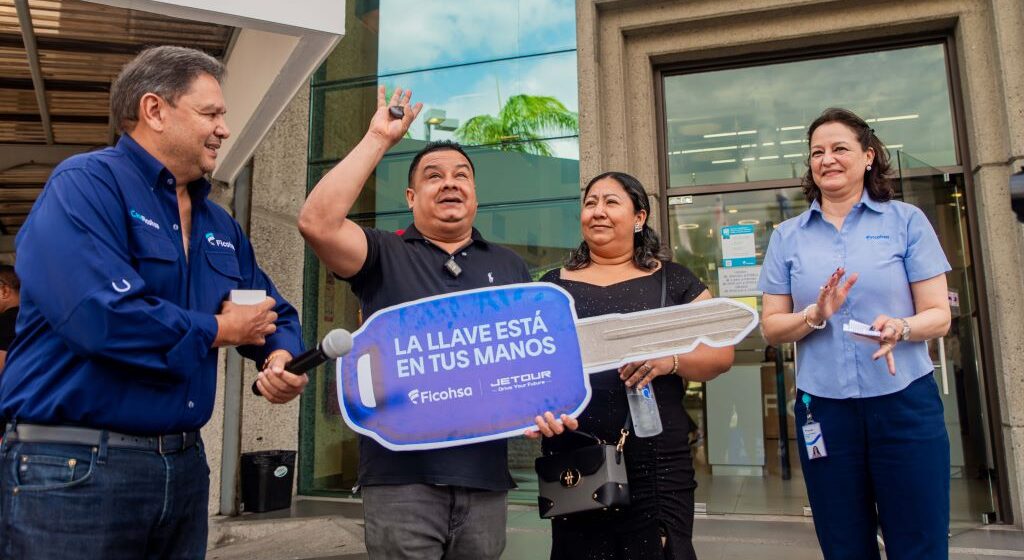 ¡FELICITACIONES! FICOHSA ENTREGA EL PRIMERO DE LOS SEIS CARROS EN SORTEO ¡FELICITACIONES! FICOHSA ENTREGA EL PRIMERO DE LOS SEIS CARROS EN SORTEO