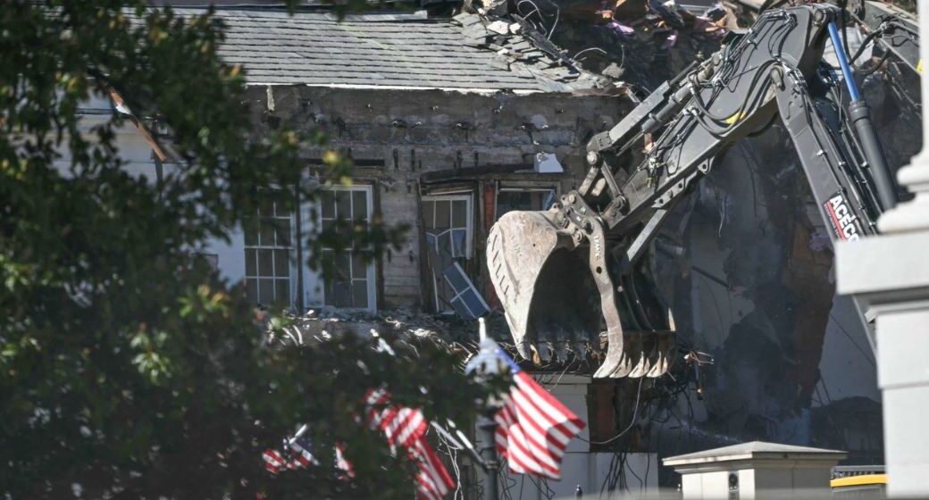 ¡LOCURA! TRUMP INICIA DEMOLICIÓN DE LA CASA BLANCA PARA SU SOÑADO SALÓN DE BAILE DE 250 MILLONES ¡LOCURA! TRUMP INICIA DEMOLICIÓN DE LA CASA BLANCA PARA SU SOÑADO SALÓN DE BAILE DE 250 MILLONES
