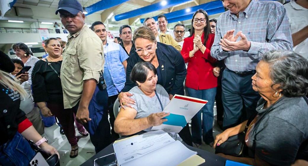 ¡DIGNIDAD! GOBIERNO ENTREGA 3,500 TÍTULOS DE PROPIEDAD A FAMILIAS DE SAN PEDRO SULA ¡DIGNIDAD! GOBIERNO ENTREGA 3,500 TÍTULOS DE PROPIEDAD A FAMILIAS DE SAN PEDRO SULA