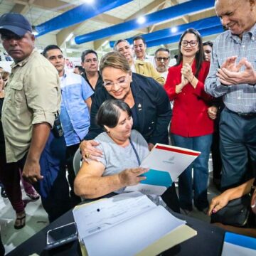 ¡DIGNIDAD! GOBIERNO ENTREGA 3,500 TÍTULOS DE PROPIEDAD A FAMILIAS DE SAN PEDRO SULA