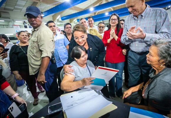 ¡DIGNIDAD! GOBIERNO ENTREGA 3,500 TÍTULOS DE PROPIEDAD A FAMILIAS DE SAN PEDRO SULA