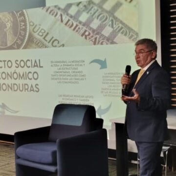 CÓNSUL HONDUREÑO ES CONDECORADO EN MONTERREY POR SOBRESALIENTE PONENCIA DE MIGRACIÓN