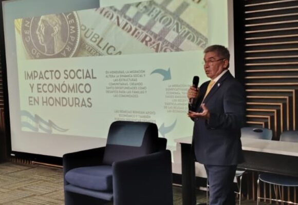CÓNSUL HONDUREÑO ES CONDECORADO EN MONTERREY POR SOBRESALIENTE PONENCIA DE MIGRACIÓN
