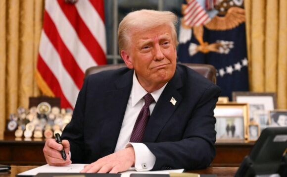 ¡INCONCEBIBLE! TRUMP DEMANDA QUE SU PROPIO GOBIERNO LE PAGUE 230 MILLONES DE DÓLARES POR INDEMNIZACIÓN