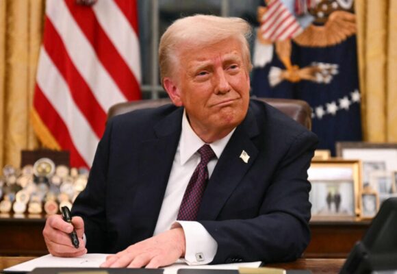 ¡INCONCEBIBLE! TRUMP DEMANDA QUE SU PROPIO GOBIERNO LE PAGUE 230 MILLONES DE DÓLARES POR INDEMNIZACIÓN