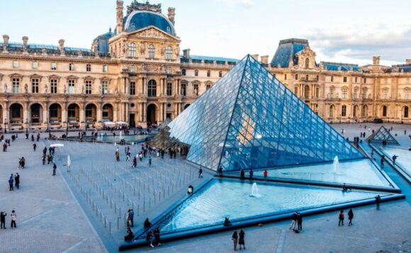 ¡PÁNICO! TRASLADAN JOYAS RESTANTES DE HISTÓRICO ROBO DEL LOUVRE ¡PÁNICO! TRASLADAN JOYAS RESTANTES DE HISTÓRICO ROBO DEL LOUVRE