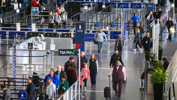 AEROPUERTOS DE EE.UU. EN CRISIS TRAS CIERRE DE GOBIERNO MÁS LARGO DE LA HISTORIA AEROPUERTOS DE EE.UU. EN CRISIS TRAS CIERRE DE GOBIERNO MÁS LARGO DE LA HISTORIA
