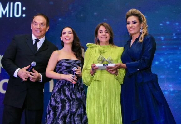 ALIANZA “LIDERES MUNDIALES” Y MÉXICO GALARDONAN LABOR SOCIAL DE EMBAJADORA HONDUREÑA ALIANZA “LIDERES MUNDIALES” Y MÉXICO GALARDONAN LABOR SOCIAL DE EMBAJADORA HONDUREÑA