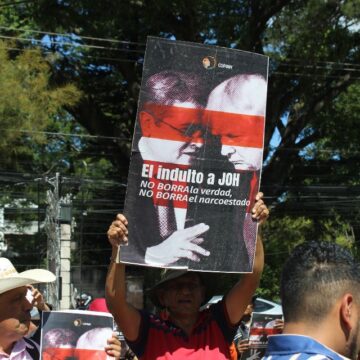 “¡PERDÓN A JOH NO BORRA NARCOESTADO NI DELITOS!” HONDUREÑOS CONTRA INJERENCIA DE EE.UU. “¡PERDÓN A JOH NO BORRA NARCOESTADO NI DELITOS!” HONDUREÑOS CONTRA INJERENCIA DE EE.UU.