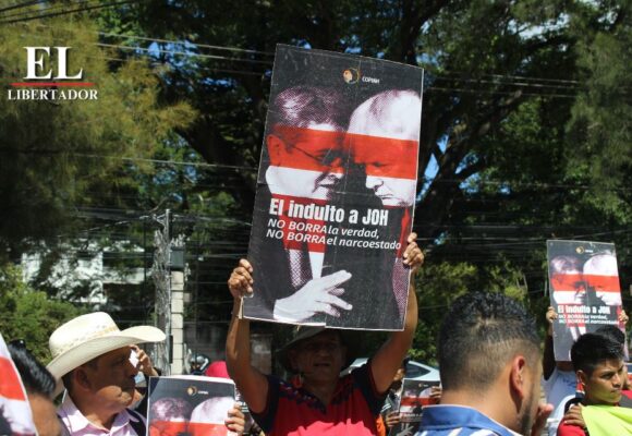 “¡PERDÓN A JOH NO BORRA NARCOESTADO NI DELITOS!” HONDUREÑOS CONTRA INJERENCIA DE EE.UU.