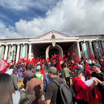 ¡HISTÓRICO! CASTRO ABRE LAS PUERTAS DE CASA PRESIDENCIAL A HONDUREÑOS