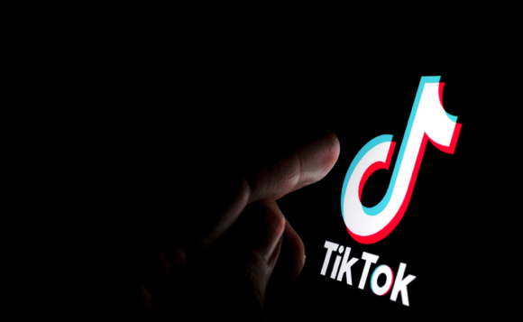 TIKTOK CEDE A CHANTAJE DE EE.UU. Y VENDE PARTE DE SU PROPIEDAD