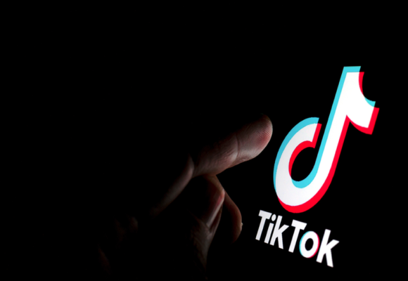 TIKTOK CEDE A CHANTAJE DE EE.UU. Y VENDE PARTE DE SU PROPIEDAD