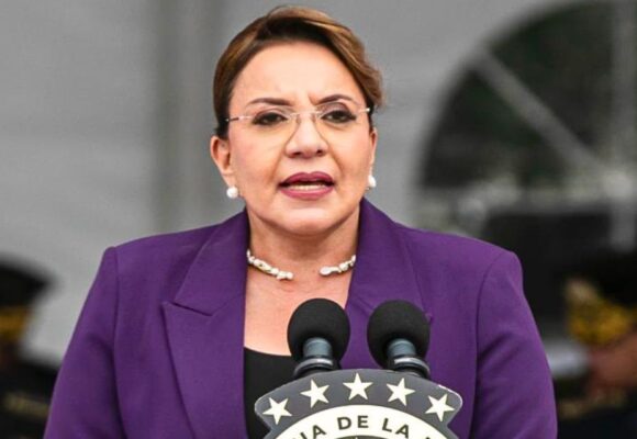 “NO HAY QUE CALLAR EL FRAUDE ELECTORAL; VOLVEREMOS A DERROTARLOS”: PRESIDENTA CASTRO