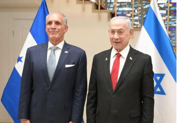 NASRY NASFURA SE CODEA CON LA DERECHA INTERNACIONAL