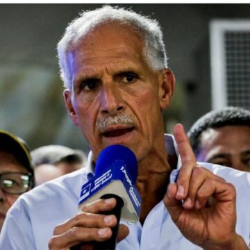 “ACHICAR GOBIERNO”: VIEJO DISCURSO PARA DESPEDIR OPOSITORES Y REGALÍA DE EMPRESAS PÚBLICAS