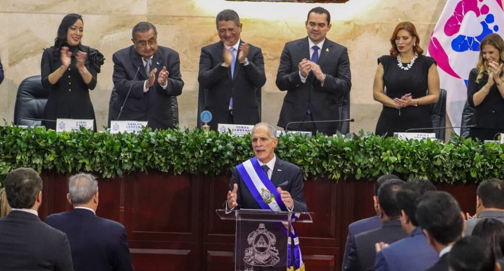 ASFURA TOMA POSESIÓN PROMETIENDO “ACHICAR AL ESTADO” Y AGRADECIENDO A CONSEJERAS