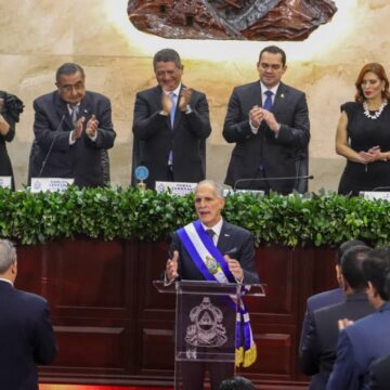 ASFURA TOMA POSESIÓN PROMETIENDO “ACHICAR AL ESTADO” Y AGRADECIENDO A CONSEJERAS