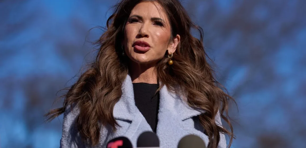 MÁS DE 50 GRUPOS CIVILES EN EE.UU. PIDEN JUICIO CONTRA KRISTI NOEM POR REDADAS VIOLENTAS