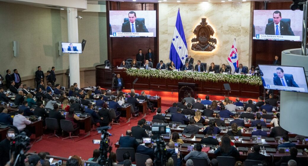 PESÉ A CRÍTICAS DE PRIVATIZACIÓN, CONGRESO DEBATIRÁ LEY DE «EMERGENCIA» EN SALUD PESÉ A CRÍTICAS DE PRIVATIZACIÓN, CONGRESO DEBATIRÁ LEY DE «EMERGENCIA» EN SALUD